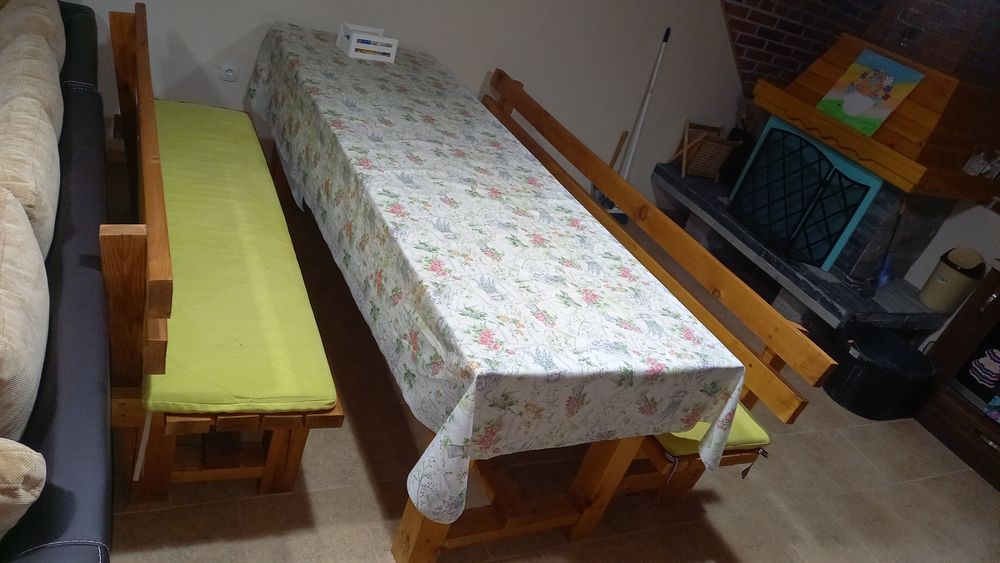 Маса и 2 пейки  от масивно дърво