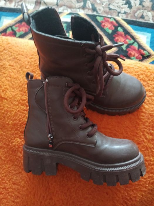 Pantofi și bocanci mărimea 37