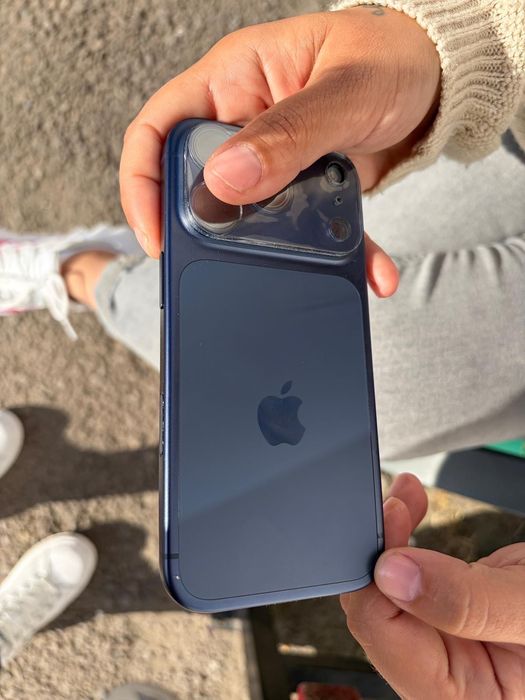 iPhone cutie cu tot