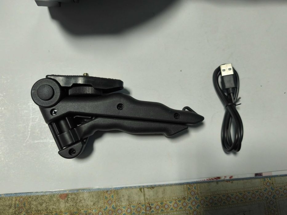 Lanterna puternica cu trepied