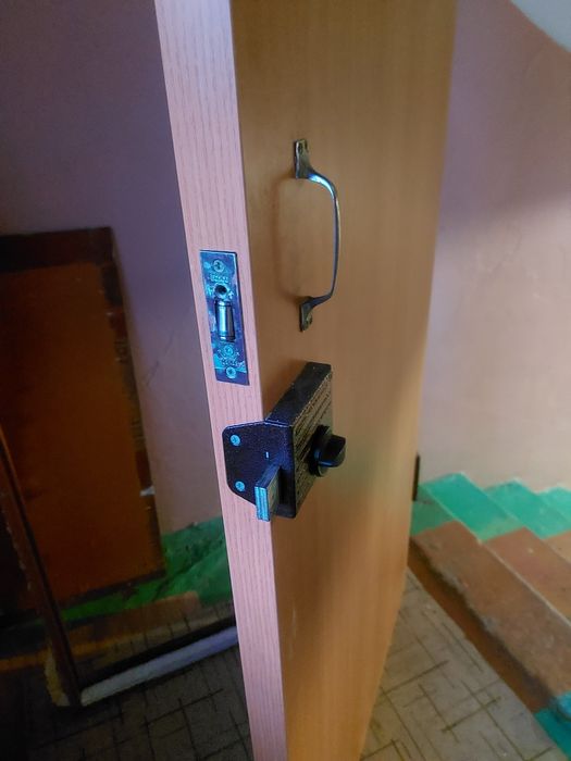 Продам деревянную входную дверь