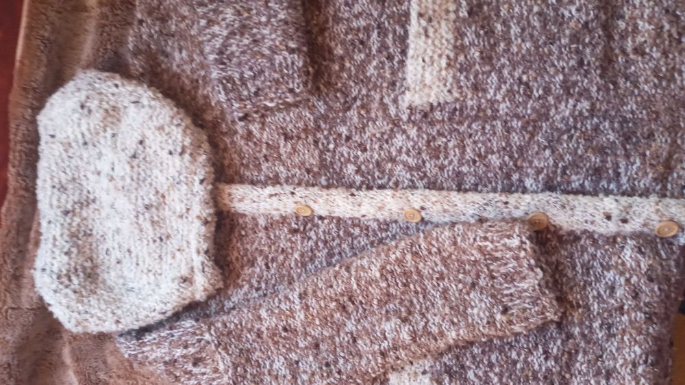 Ефектна ръчно плетена буклена жилетка