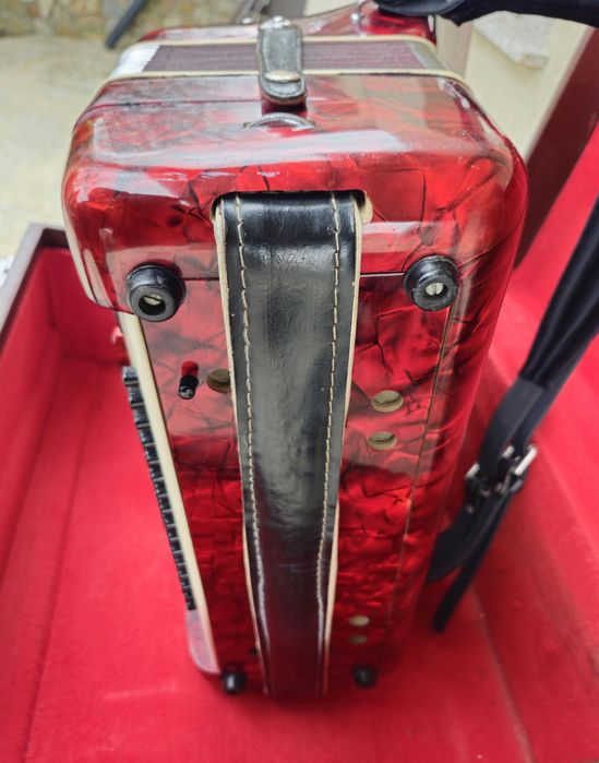 Vând acordeon Parrot cu 96 de basi