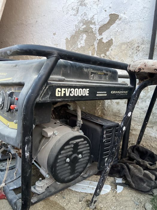 бензиновый генератор GRANDFAR GFV3000E.