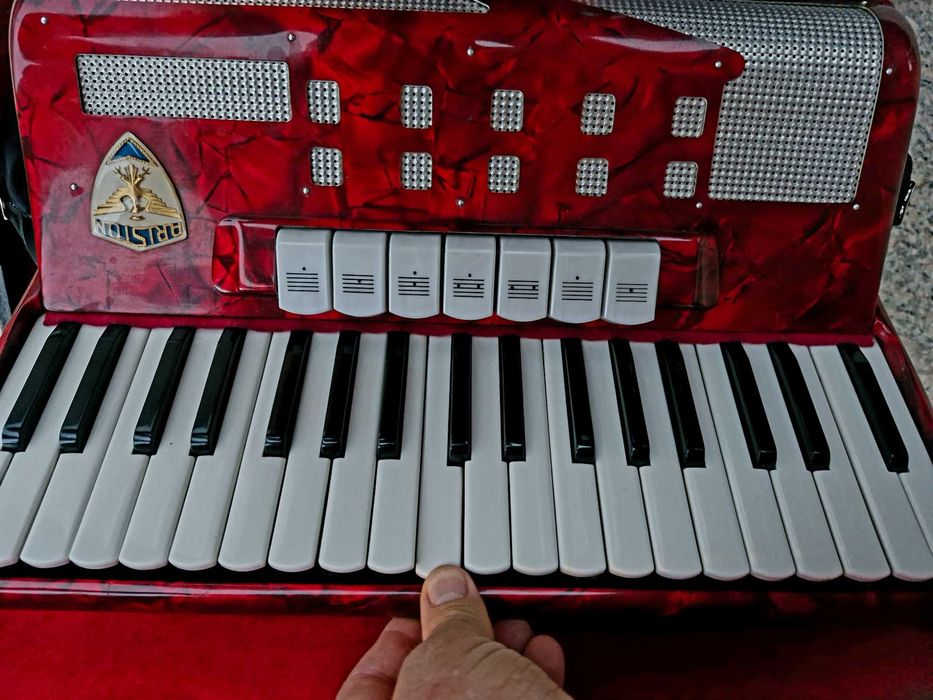 Acordeon  Italian Ariston 80 bași  roșu sidefat