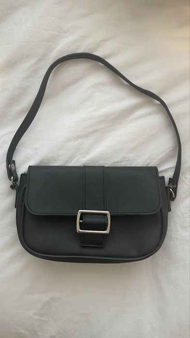 Черна чанта с дръжка за през рамо