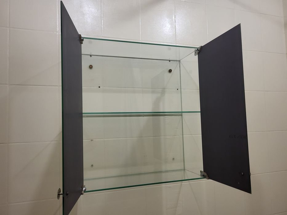 Зеркальный шкаф в ванную