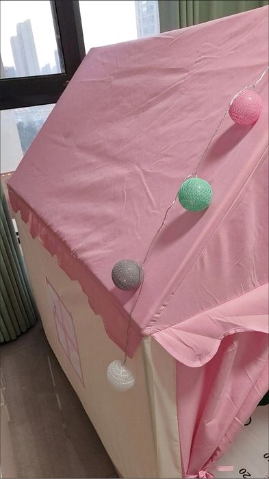 Детский домик с гирляндой