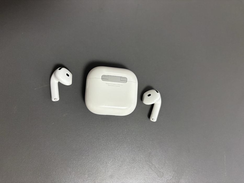 Продам оригинальный Air pods 4