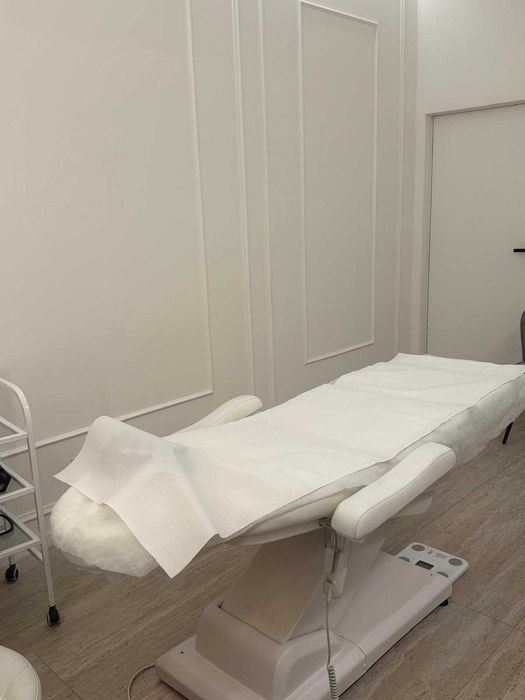 Vând pat cosmetic profesional, ideal pentru salon de înfrumusețare, cabinet de estetică sau cosmetică.