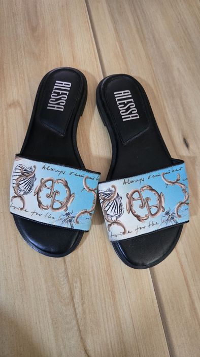 Рокля на Guess...