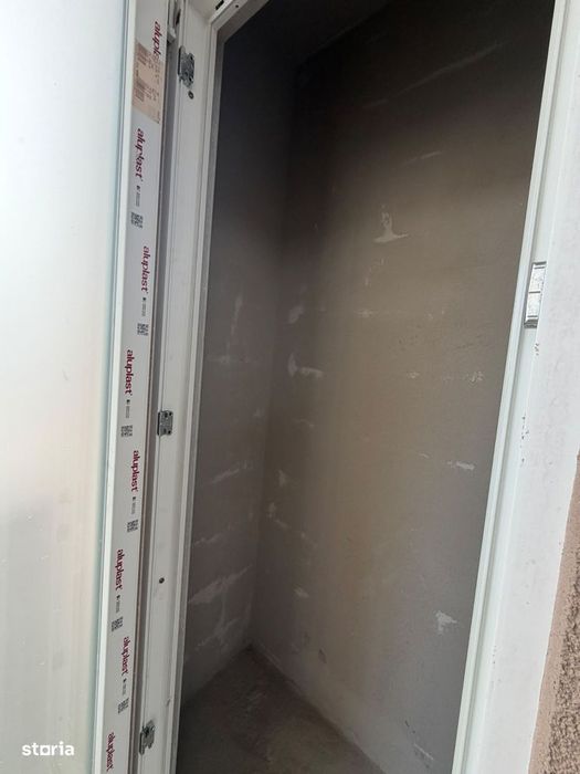 Apartament nou, cu 3 camere si balcon, etaj intermediar zona Vivo