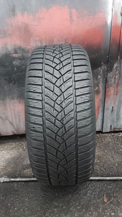 1бр. зимна гума 215/50/17 GoodYear Ultra Grip Performance 
dot22
6.8mm