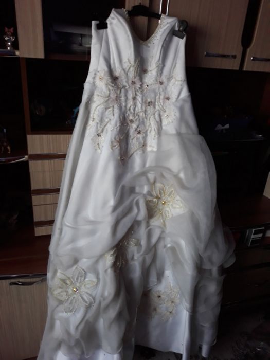 Vand sau schimb rochie mireasa