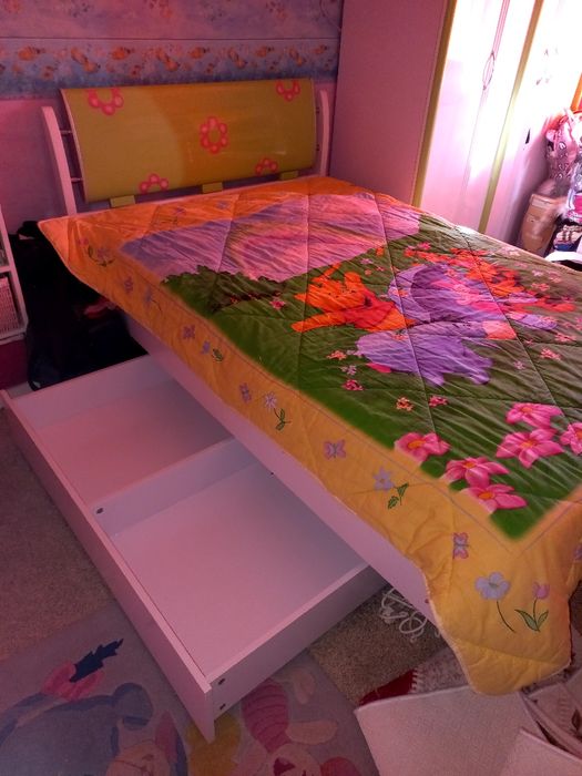 Голямо бюро с шкафове и Легло за детска стая