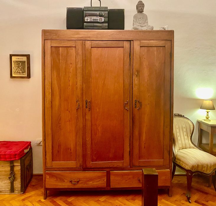 Dulap antic din lemn de cireș