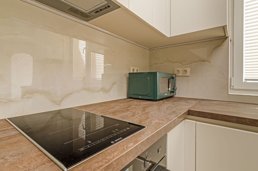 Дава се под наем Двустаен апартамент в Варна, Гръцка махала - 80 кв.м за 900 € - Снимка #2