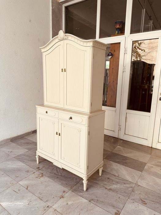 Шведски винтидж шкаф в стил Gustavian / Неокласицизъм
