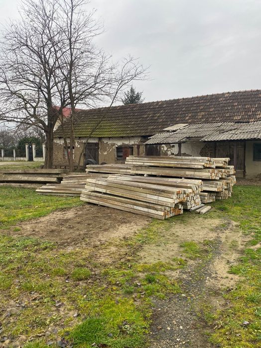 Vând stâlpi din beton aduși din Italia mai multe detalii în descriere.