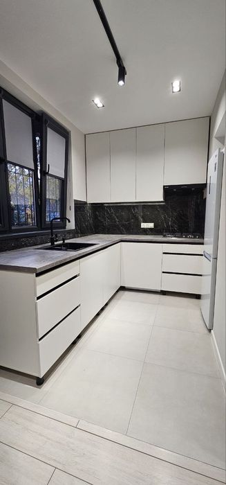 Аренда 1/1/5 Буюк ипак йули, Художник