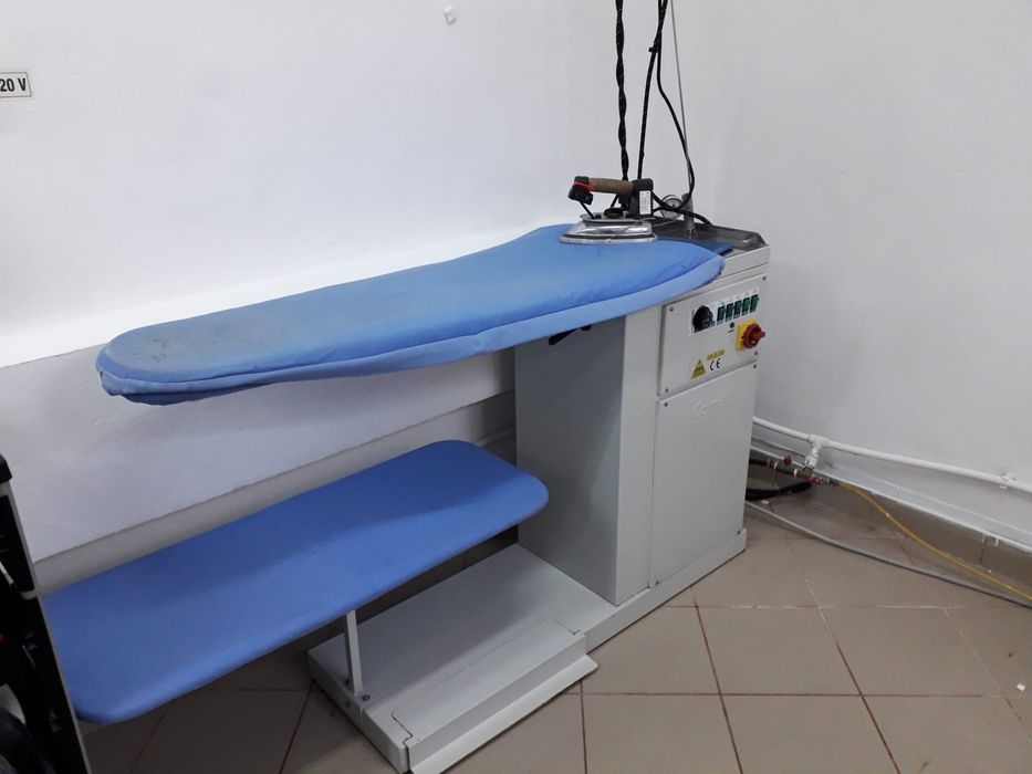 Masă de călcat profesională Comel FR/E cu boiler și aspirație – Italia