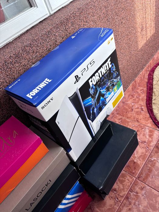 Ps5 cu disc  1 TB + perfecta stare controler și consola