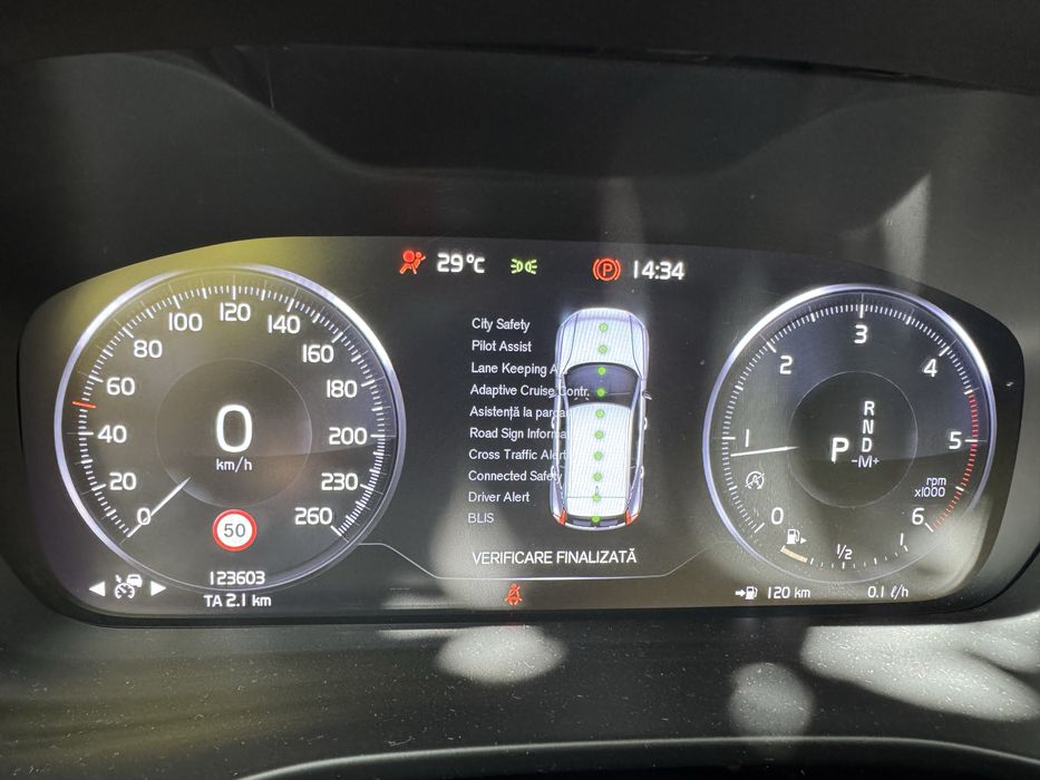 Volvo XC40 D4 190cp AWD