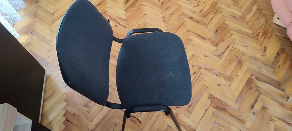 Продавам 3 запазени и удобни потребителски офис стола