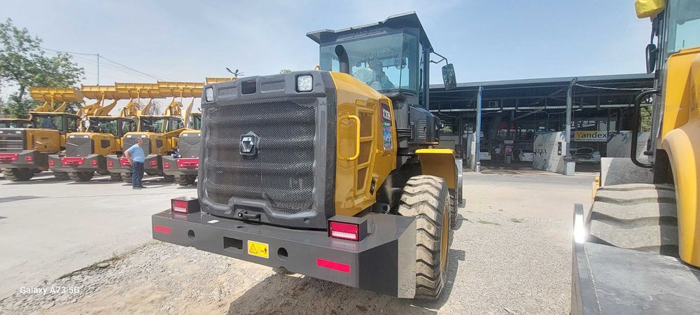 Фронтальный погрузчик XCMG XC938 с объемом ковша 2,1 м³