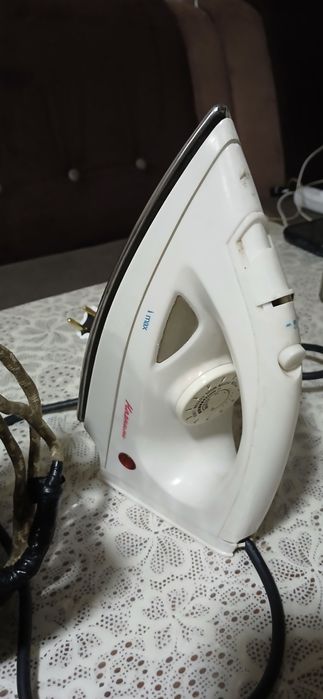 Утюг для глажки вещей паравой