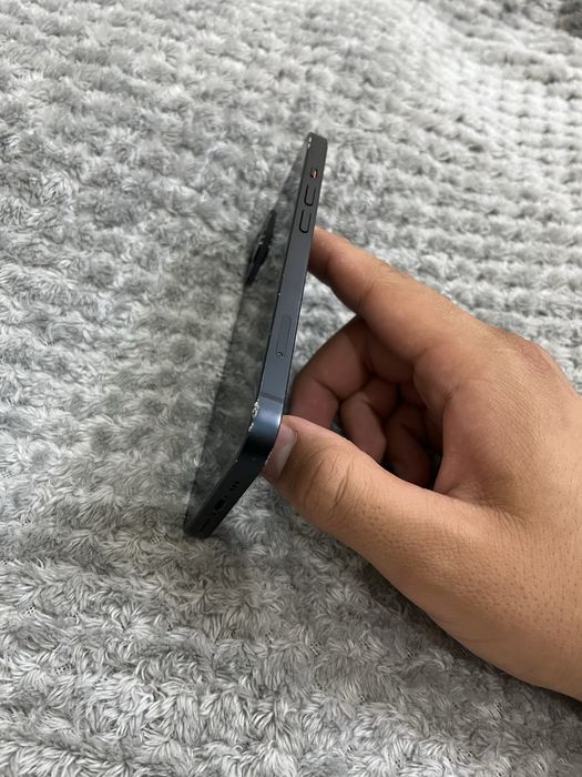 продам iPhone 13
