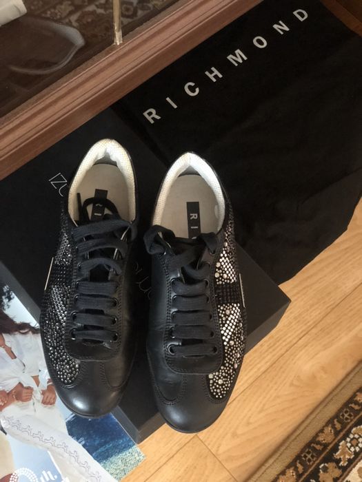 Продаю новые кроссовки John Richmond
