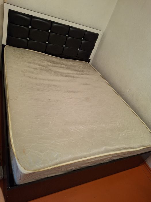 Шкаф и спальная кровать