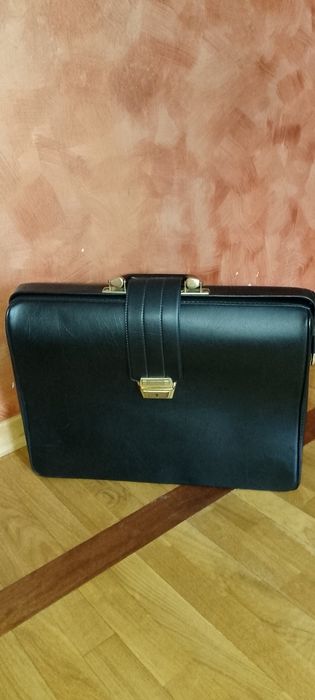 Кожаный портфель.