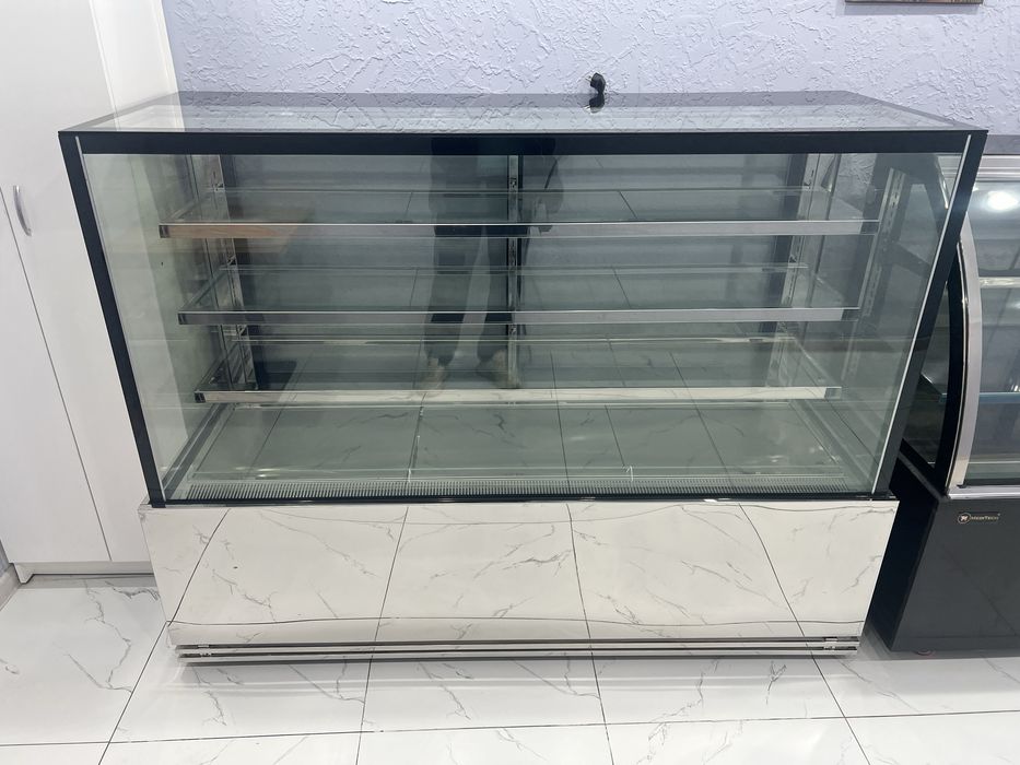 Продаю витринный холодильник