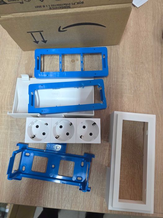 Unitate de priza cu 3 cai pentru plinta Cablecoach Habengut CC10042