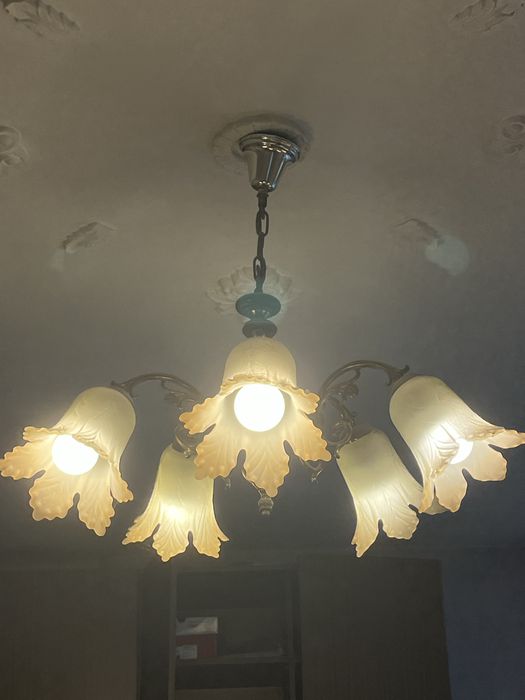 Елегантен висящ полилей с 5 осветителни тела – флорални абажури