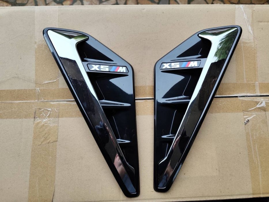 Решетка за BMW F95 X5M със лайстните за калниците.