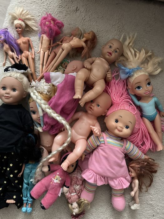 Lot papusi in stare buna  si foarte frumoase. Sunt o plasa