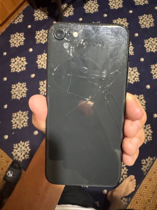 IPhone Se 2020 aybi orqa krishka singan