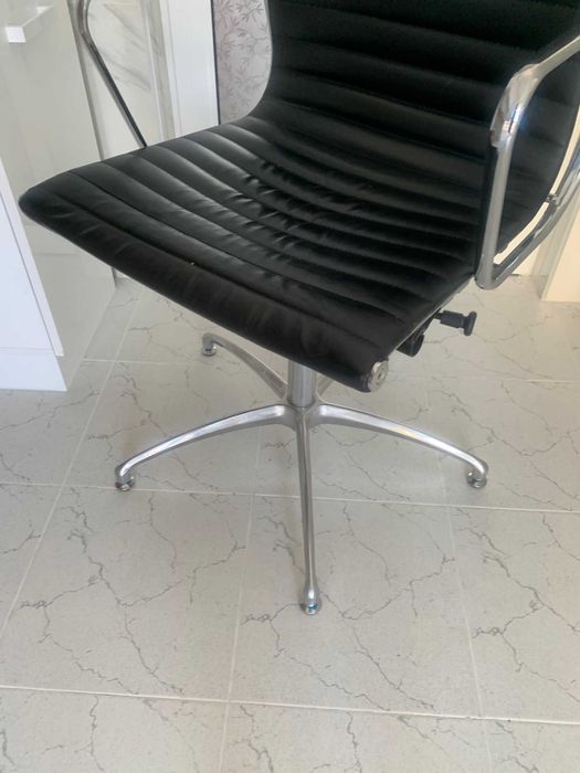 Продавам елегантен работен стол за бюро