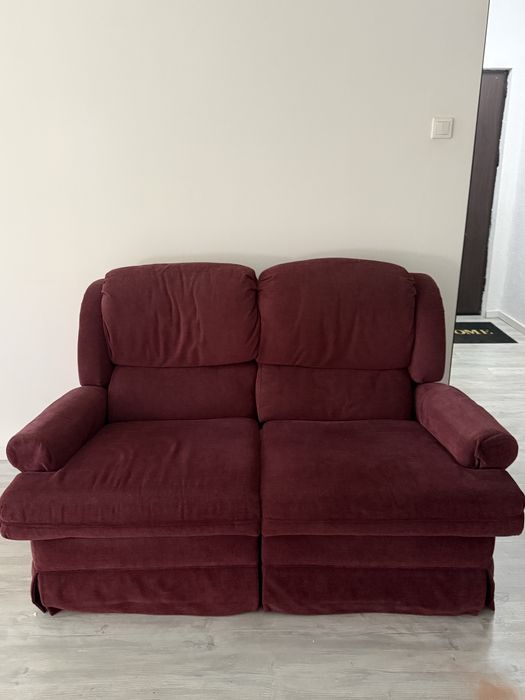Vând canapea 2 locuri tip recliner, TV Samsung 40” Full HD și măsuță TV neagră.