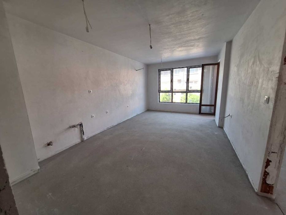 Тристаен Апартамент