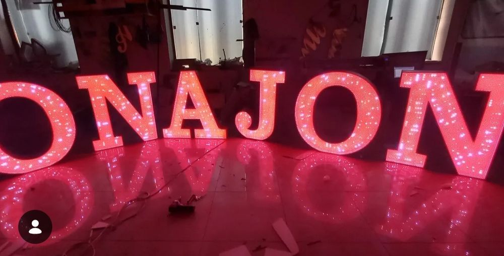 Boʻrtma harflar va bannerlar