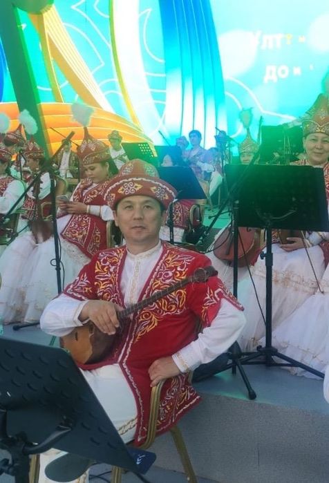 Народный музыкальный ансамбль. Домбрист