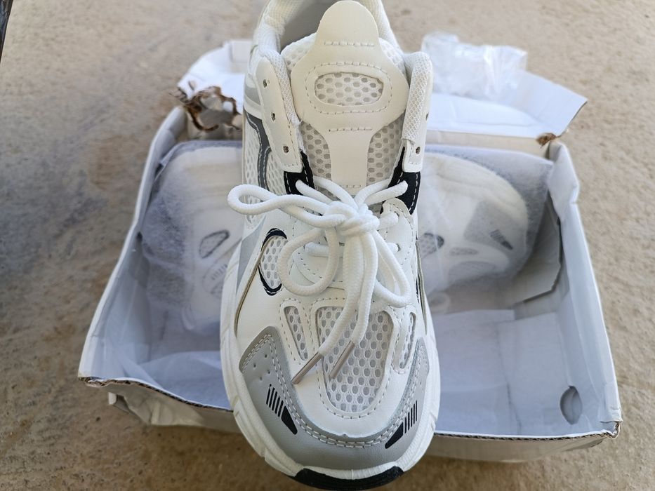 Продаю кросовки женские