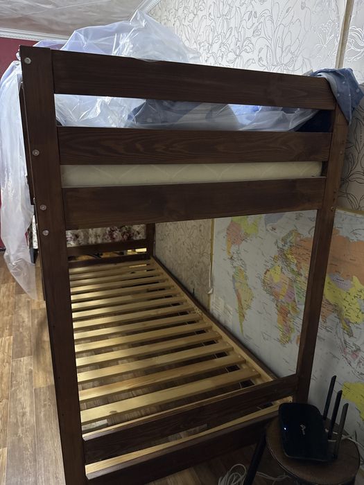 Продаем кровать с матрасами , б/у