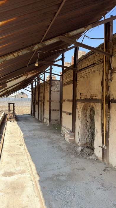 Гишт заводи ва офис под расшивка гишт заводи сотилади, нархи келишилад