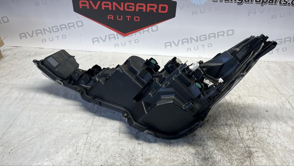 Toyota Corolla E210 десен и ляв фар