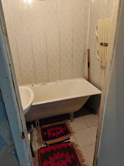 Продам свою 2/4/4  В 9 мкр. г.Навои. Возле налоговой.